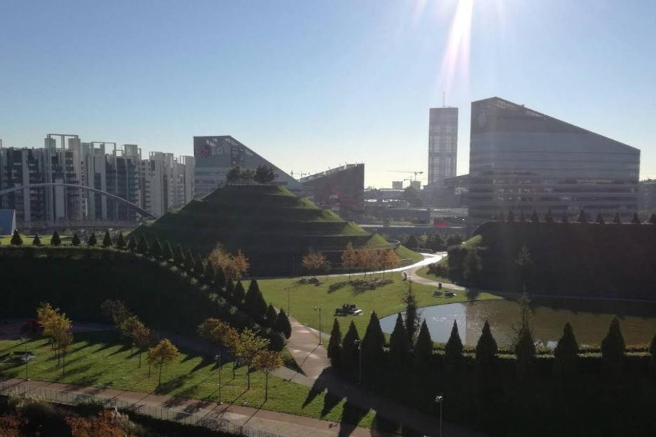 Fiera Milanocity View With Terrace Next To Shopping Mall Apartment Mailand